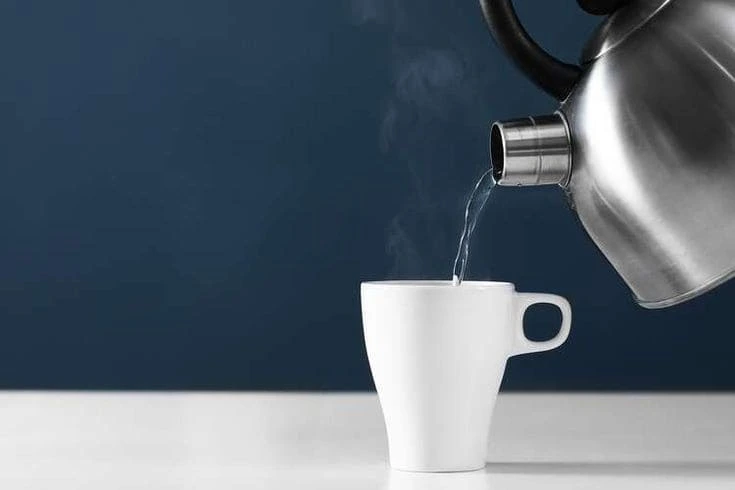 BOIRE DE L'EAU CHAUDE - LA PURETÉ SUR LE PLAN PHYSIQUE